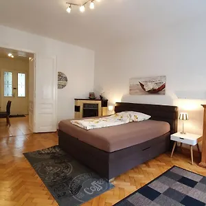Gorgeous Viennese 10 Min To Center Apartment