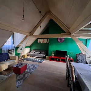 https://the-green-retromodern-duplex.brusselshotelsbook.com
